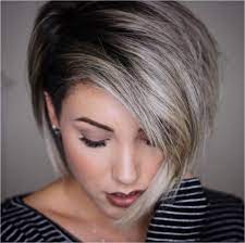 Si vous avez déjà les cheveux courts, vous pouvez donc jouer l'asymétrie sur votre carré, votre carré plongeant, carré boule et même des cheveux à la garçonne ! 15 Meilleures Idees De Coupe Courte Pour Visage Rond Coiffures Zenidees