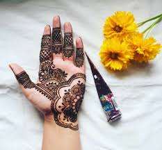 Wedmegood offers you personalized, unique mehndi designs, traditional mehendi right from floral jaal mehendi designs to rose motifs, we got it all for you! 20 Best Mehndi Designs For Bridesmaids Wedmeplz