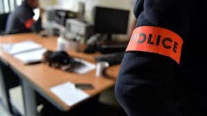 Blague de fille nue dans le vestiaire: Normandie Un Trio De Voleuses A L Etalage Saint Lo Maville Com