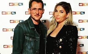 Izet je njihovu spavaću sobu ukrasio crvenim balonima i ružinim laticama, a onda joj priredio. Leyla Hajrovic Za Avaz Smijesno Mi Je Kad Citam Da Je Mene Neko Pokupio S Ulice Iz Bosne