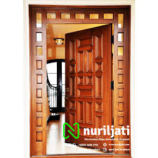 Kusen pintu jati minimalis memiliki tampilan simpel dengan design minimalis yang terbuat dari bahan baku kayu jati yang kami sempurnakan dengan finishing yang dapat di custom,kusen pintu jati mewah ini kami tawarkan dengan harga yang relatif terjangkau yang pasti lebih murah dari kota anda. Pintu Kusen Rumah Minimalis Modern Jati Nuril Jati Furniture