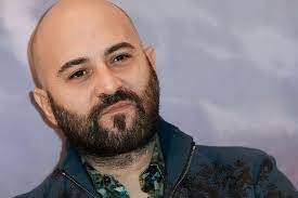 Giuliano sangiorgi, voce e volto dei negramaro, ha regalato un'esibizione. Ho Capito Che Amarti E Una Cosa Leggera E Profonda La Meravigliosa Lettera Di Giuliano Sangiorgi Alla Figlia Radio Monte Carlo