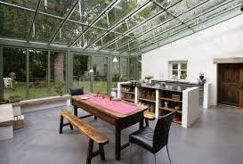 La véranda crée une connexion entre la cuisine et le jardin de la maison qui apporte luminosité et la fabrication est réalisée dans notre atelier de ferronnerie métallerie. Comment Creer Une Cuisine Dans Une Veranda