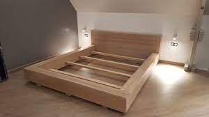 La palette en bois est idéale pour créer un lit 100% personnalisé. Fabriquer Un Lit Sur Mesure Avec Nos Panneaux En Chene Massif Labellises Origine France Garantie Et Pefc Du Made In F Lit Bois Lit En Palette Lit Bois Massif