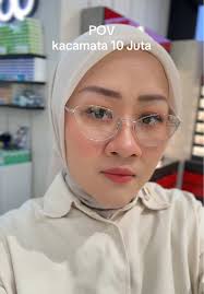 Menemani Adik Beli Sepatu agar Tidak Di-bully di Kantor