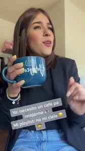 Disfrutando de un café con mi playlist favorita