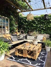 des palettes en bois en guise de table basse d exterieur backyard patio outdoor rooms