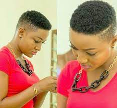 Kurze Layered Frisuren Fur Schwarze Frauen Neue Frisurentrends Short Hair With Layers Natural Hair Styles Short Hair Styles African American
