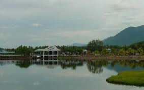 Satu destinasi tempat menarik di terengganu mereka yang berkeluarga untuk merasai sendiri sebuah taman tema yang terletak di tengah tasik. Daerah Hulu Perak Belum Outdoor Adventure Boa