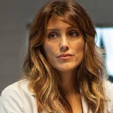 She went on to play the character of stacey paterno in 36 episodes on the hit tv series, spin city (1996), starring alongside michael j. Inventing Anna Jennifer Esposito Mit Schlusselrolle In Shonda Rhimes Serie The Boys Veteranin Steigt Fur Netflix In Die High Society Auf Tv Wunschliste
