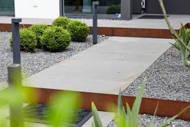 Geradlinige Gartengestaltung Mit Grossen Platten Aus Naturstein Und Elementen Aus Cortenstahl Gartengestaltung Garten Zen Garten