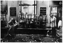 Cafe De Flore Saint Germain Des Pres Paris 1958 By Dennis Stock Romantic Photos Dennis Stock Magnum Photos