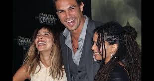 Elle aussi a aujourd'hui 44 ans. Lisa Bonet Et Sa Fille Zoe Kravitz Toujours Conquises Par Le Barbare Jason Momoa Purepeople