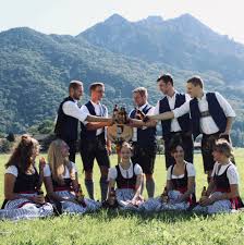 Nußdorf consists of 23 boroughs and is a tourist destination in the inn valley between the heuberg wendelstein mountains on the tyrol border. Dirndl Und Burschnverein Nussdorf Am Inn E V Posts Facebook