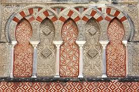 Cerámica islámica,arte,porcelana,artesanía,cultura,recipientes,islámico,islámica,cultura islámica,civilización islámica,cultura musulmana,artesano islámico,persia,pérsica,irán,iranio,arte. Detalle Decorativo Con Arcos En La Mezquita De Cordoba Mezquita Catedral De Cordoba Mezquita Arquitectura Musulmana