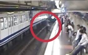 En la grabación se observa como el sujeto no se. Video La Impactante Caida A Las Vias Del Metro De Madrid