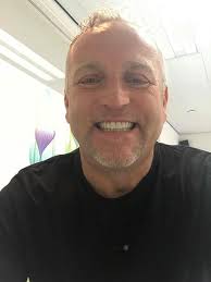 Zijn muziekstijl is bubbling, moombahton en eclectic. Gordon Laat Gebit Renoveren Maar Niet Zo Wit Als Tanden Van Geer Show Ad Nl