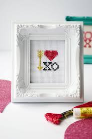 Jane henderson's valentine cross stitch patterns features loving elephants and beautiful birds in blissful partnerships. Valentine S Day Cross Stitch Storypiece
