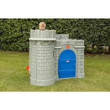 Mipetitelife Es Castillo Centro De Actividades Little Tikes Una Casa De Juegos Para El Jardin Con Un Toque Medie Castle Playhouse Little Tikes Play Houses