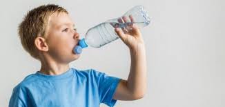 5 خطوات تساعدك في تعويد طفلك على شرب الماء حياتك