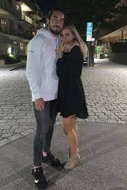 Såpass varmt att discoverys utsända blev svalkade när planskötaren skulle vattna plastmattan i halvtid. Nhl Wives And Girlfriends Mika Zibanejad And Irma Helin Source