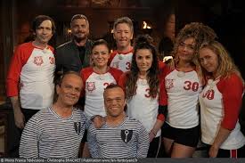 Dans la plus part des émissions, il porte autour du cou une clé qu'il utilise. Fort Boyard Du 24 08 2019 Equipe Le Rire Medecin 09