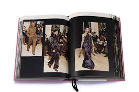 The complete collections by patrick mauries 9780500023440. Yves Saint Laurent Catwalk The Complete Haute Couture Collections 1962 2002 Anglais Bolton Andrew 9780500022399 Amazon Com Books