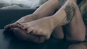 Hot MILF Gives Footjob: Amateur Amateur Porn