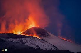 Etna, l'eruzione vista da acireale e dalla valle del simeto. La Spettacolare Eruzione Notturna Dell Etna Lava E Neve Ad Alta Quota Il Video Open
