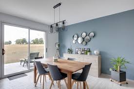 La salle à noir, blanc et gris anthracite, nous aimerions égayer cette pièce en ajoutant une couleur pour notre déco et nous voudrions peindre les plinthes et les bordures. Un Beau Bleu Gris Au Mur De Cette Piece A Vivre Peinture Interieur Maison Decoration Salon Sejour Decor Salon Maison