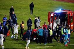 El partido está detenido luego de choque de cabezas entre pepe y demiral. Nanu Socorrido E Transportado Ao Hospital Apos Choque Durante Jogo Entre Fc Porto E Belenenses Sad Veja As Imagens Fotogalerias Correio Da Manha