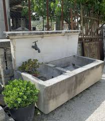 Grand Lavoir Ancien Monolithe Et Fronton En Pierre Alain Bidal Materiaux Anciens En Provence Fontaine Murale Lavoir Parement Mural