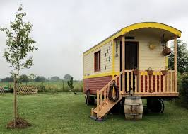 Comme son nom l'indique, il s'agit d'une portion de terre non adaptée à la construction faute de remplir les critères techniques et juridiques pour la qualification de terrain en roulotte, yourte ou tiny, il n'est pas autorisé de vivre à l'année sur n'importe quel terrain non constructible. Ce Qu Il Faut Savoir Pour Vivre En Roulotte