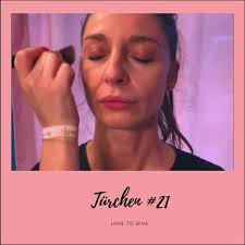 Buche deinen Platz für eine OBSERV® Hautanalyse mit Reviderm-Expert Julia  Renz