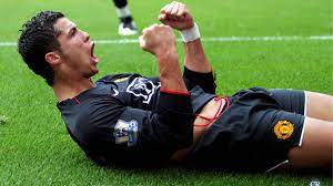 It's no surprise that the cristiano ronaldo jersey is one of the world's most sought after uniforms, as the fanatics.com offers the new juventus cristiano ronaldo jerseys for youth, men and women and in. Cristiano Ronaldo In Manchester United Jersey Ronaldo Man U Black Jersey 2400x1350 Wallpaper Teahub Io