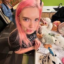 Jasmin Putnam's Instagram, Twitter & Facebook