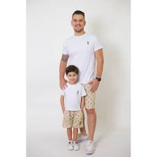 São como dois troncos fortes de madeira, um pai e um filho, que se amam, mas quase não conseguem se abraçar. Pai E Filho Kit 02 Bermudas Flamingo Colecao Tal Pai Tal Filho