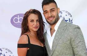 Britney spears and her boyfriend sam asghari have been dating for years, and a source is now coming forward about how they've been living as she fights to end her conservatorship. Britney Spears So Sehr Vermisst Sie Freund Sam Asghari