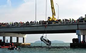 Empat dipercayai maut manakala tiga cedera parah selepas sebahagian rangka utama susur masuk ke jambatan. Mayat Dijumpai Dalam Suv Ditarik Dari Laut Ke Jambatan Pulau Pinang Free Malaysia Today Fmt