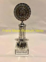 Dat was kleurplaat beker voetbal. Bekers Voetballen Frans Maas Museum Verzameling