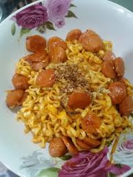 Tumis bawang bombay dan bawang putih sampai harum. Cara Masak Samyang Ramen