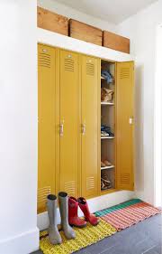 Armoire Metallique 15 Facons D Adopter Le Casier En Metal Dans La Deco En 2020 Amenagement Entree Maison Amenagement Maison Idee Entree Maison