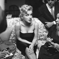 To style your hair like marilyn monroe's, start with a side part and curl your hair with a ¾ to 1 inch size curling iron or hot rollers. How Marilyn Monroe Got A Makeover Vogue
