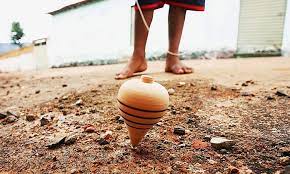 Conjunto composto por um tapete e uma malha. Jogos Tradicionais Para Fazer Em Familia