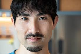 Lois Richard  ロイス・リチャード（1992年、オランダ・アムステルダム生まれ）は、人間の体験の複雑さを反映し、作品に多層的な意味を織り込むアーティストです。彼女のアートは、観る者に人生の隠れた側面に深く入り込むことを促します。コミュニケーション、人間関係  ...