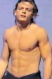 Todo me recuerda a ti, producido por juan carlos calderón, y fue el cantante latino más joven en recibirlo. Es Luis Miguel Esclavo De Su Imagen