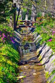 Images and ideas for backyard landscaping and do it yourself projects to easily create dry creek and river bed designs that dress up your property. á'• á' Wasserlauf Garten 2021 Ratgeber Gartenpflege