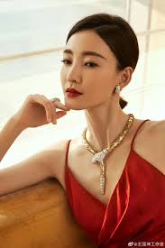 Hàng chục người đòi tiền Vương Lệ Khôn giữa phố