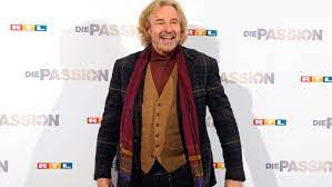 Bei der geburtstagsshow von thomas gottschalk ist max giesinger ein kleiner fehler unterlaufen. Dsds Jury Thomas Gottschalk Vertritt Kranken Dieter Bohlen In Live Shows