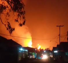 Kebakaran hebat melanda kilang pertamina di kabupaten indramayu, jawa barat pada hari senin 29 maret 2021. Kczn9dra Ckaom